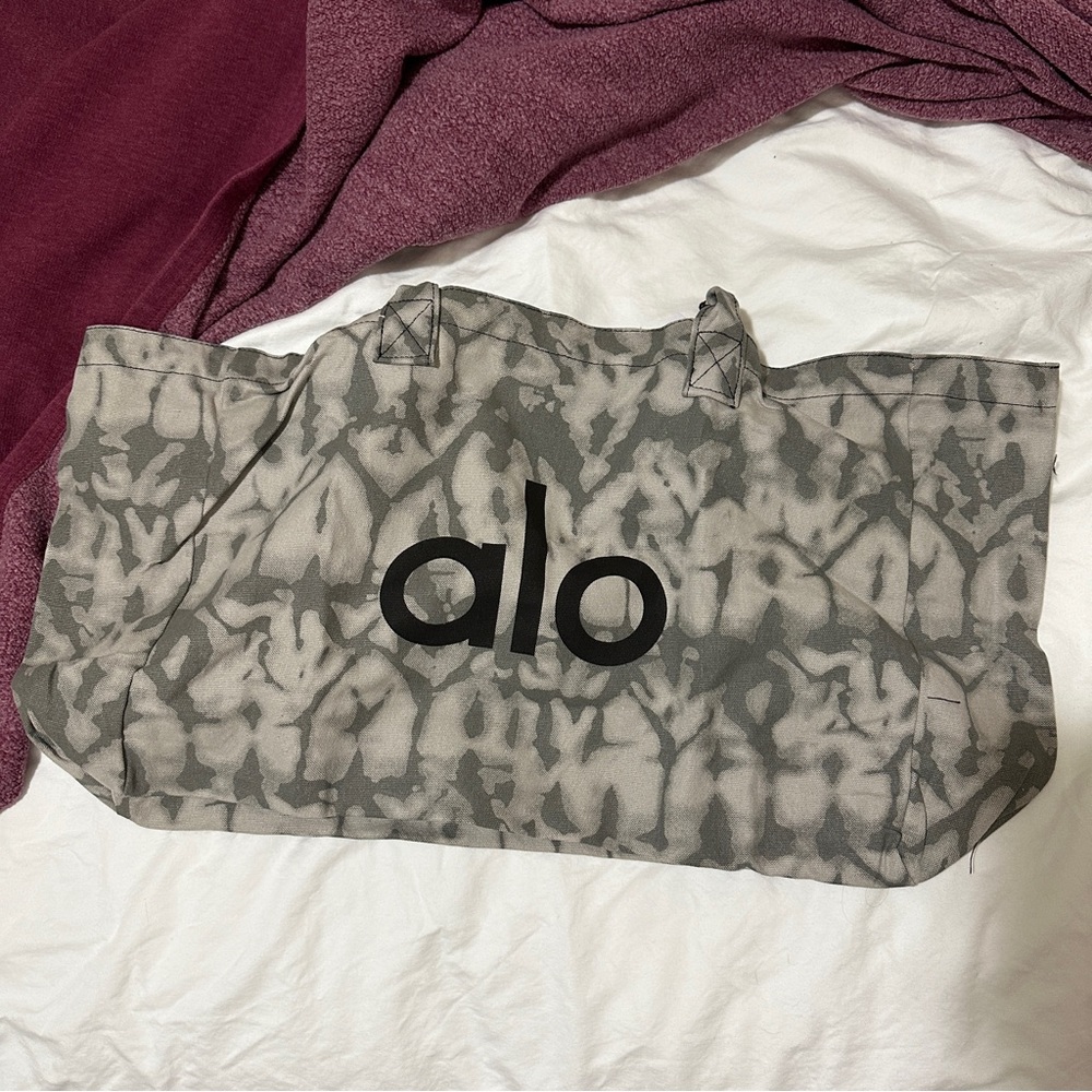 NWT ALO YOGA GREY BAG